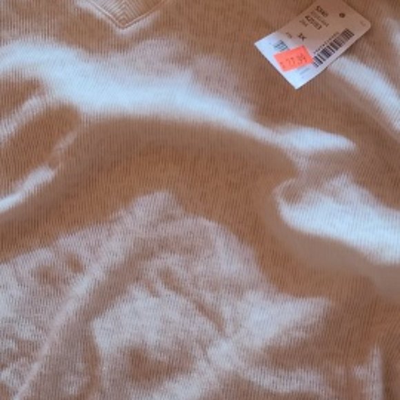 whit shitsyt with tag - Picture 2 of 3